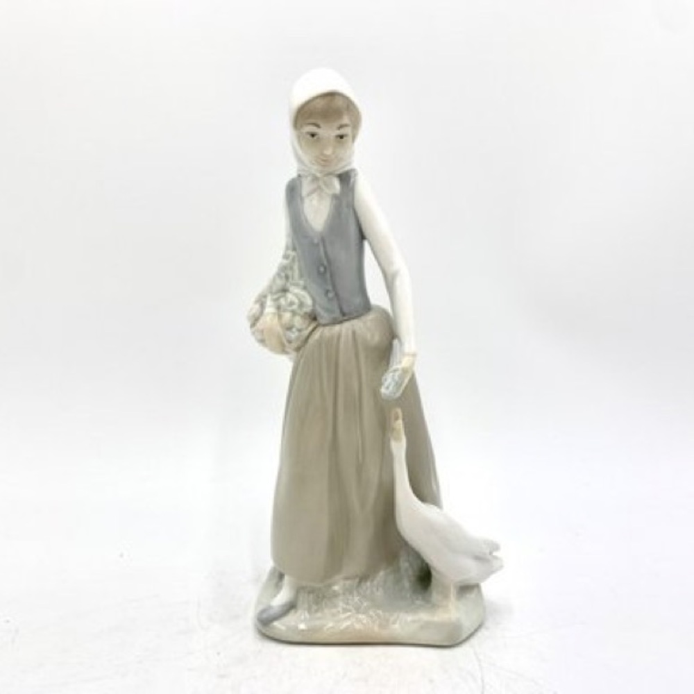 Vintage Porcelain Figurine Nao Lladro Spain